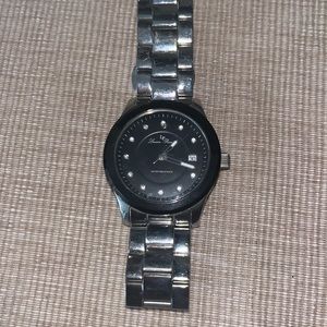 LP woman’s silver watch